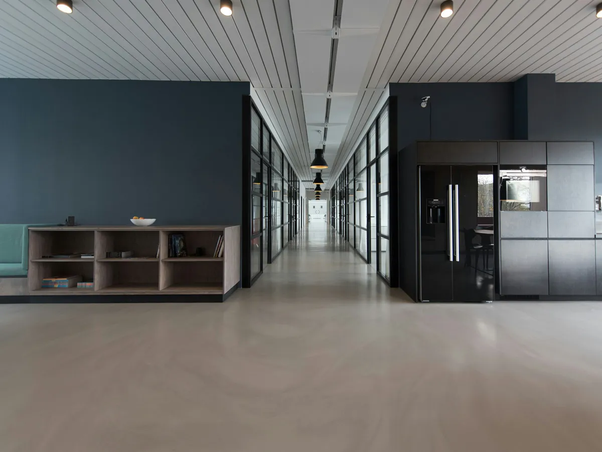 Espace commercial propre avec corridor vitré